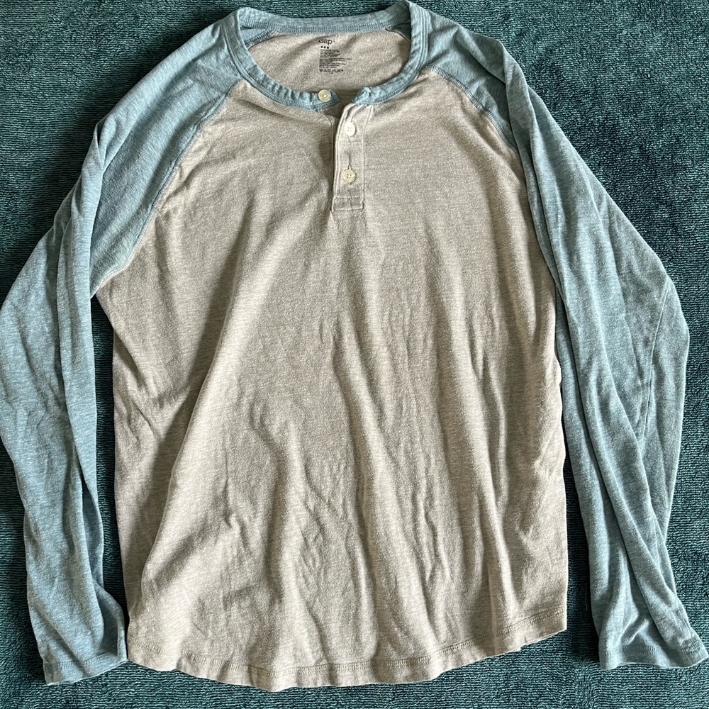 Gap men’s Raglan long sleeve shirt